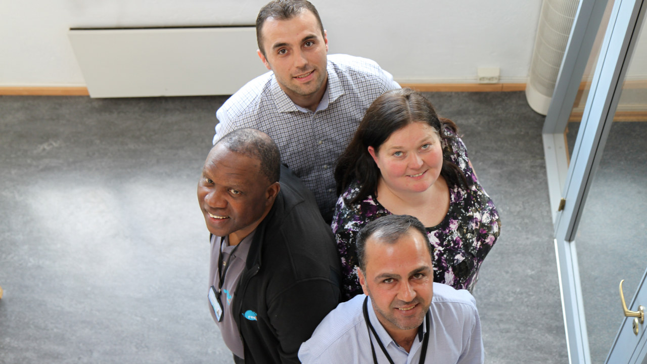 Fra venstre driftsjefene Izi Omojo, Sirwan Mohammed, Kate Holmen og Gajur Musliji som har tatt fagbrev hos Ren Pluss i 2014-15