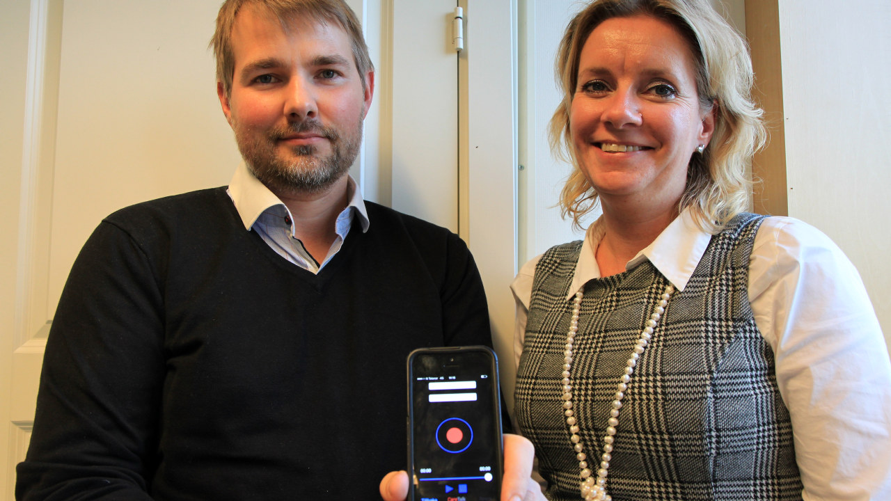 Lena Vonka og Charles Skipperstøen viser frem appen