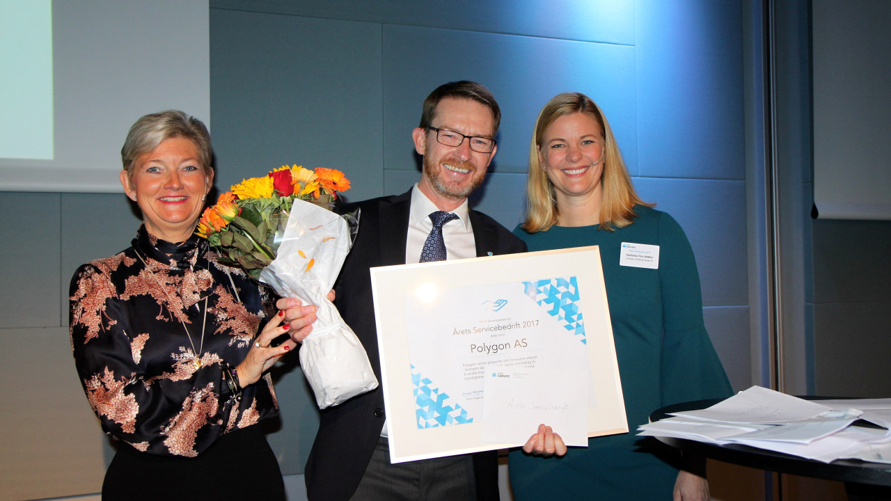 Kai Andersen, leder av Polygon mottok prisen onsdag kveld av Maalfrid Brath og Kathinka Friis-Møller (Foto: Baard Fiksdal)