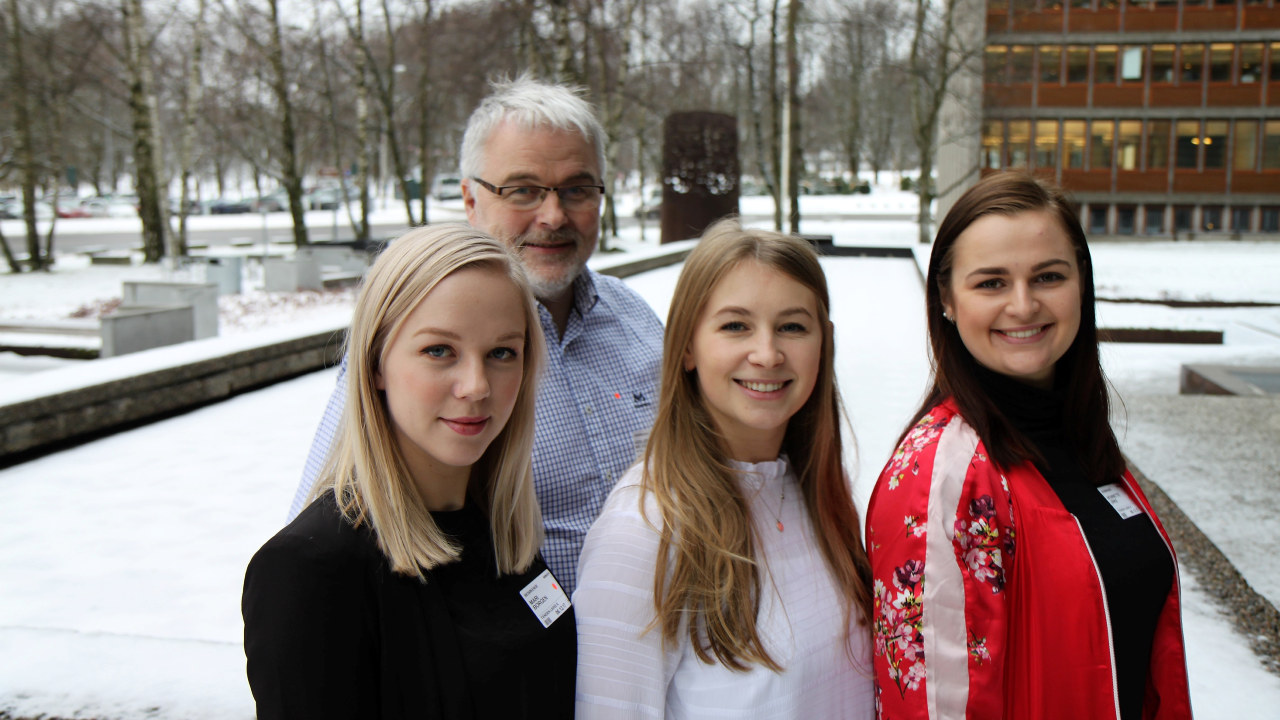 Fra venstre: NTNU-studenter: Mari Otnæs, Guro Hildershavn  og Henriette Holstad Urke. Bak står veileder Asbjørn Wexsahl (Foto: Baard Fiskdal)