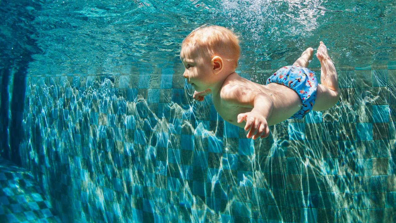 Baby som svømmer