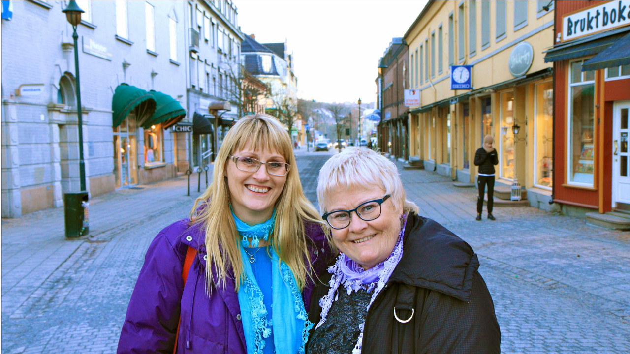 to damer i en gate i Hønefoss