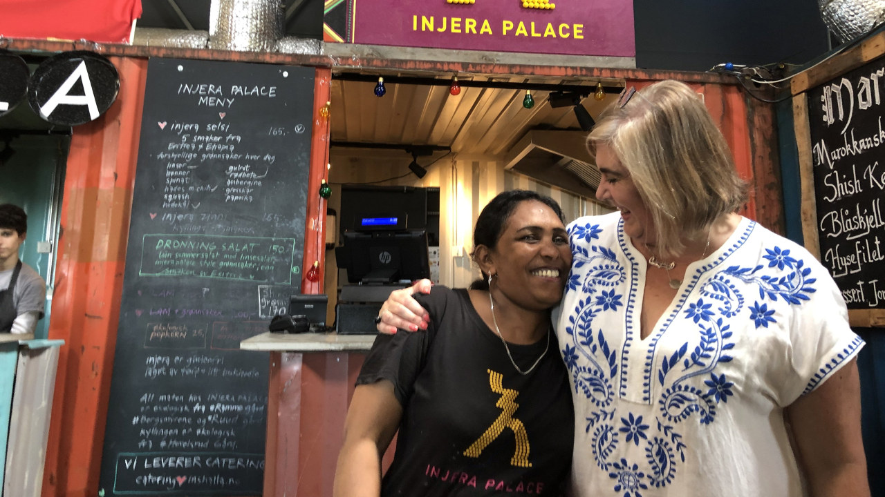 To kvinner foran eritreisk matbod på Vippa i Oslo