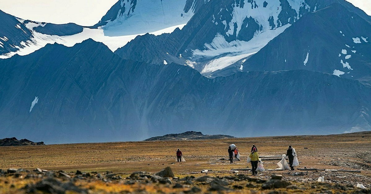 Folk som rydder søppel på Svalbard