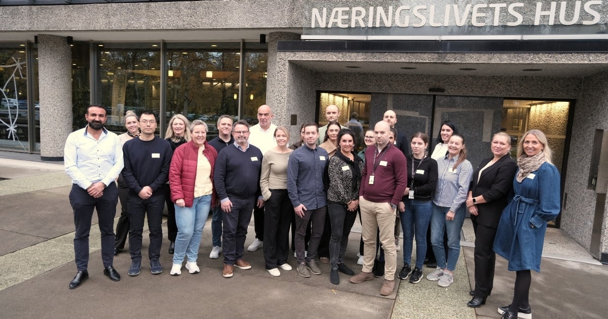 30 mellomledere innen drift og service foran inngangen til Næringslivets hus