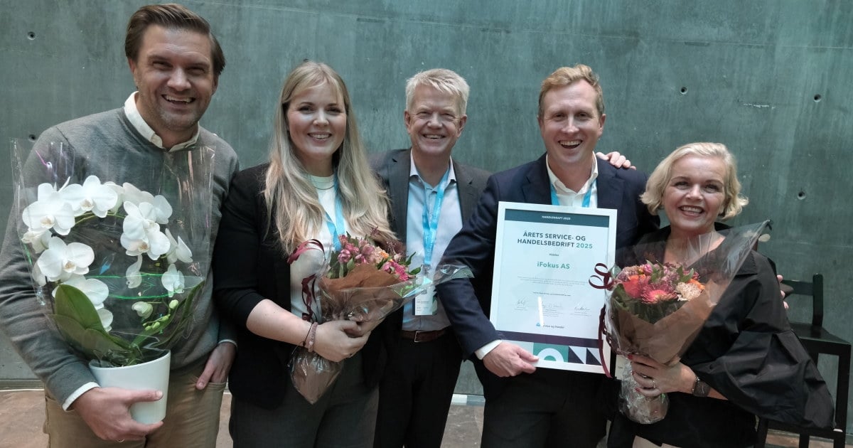 prisvinnere med diplom og blomster