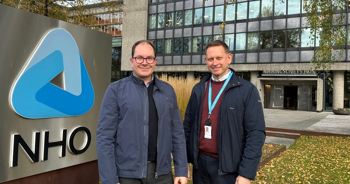 to menn foran Næringslivets Hus