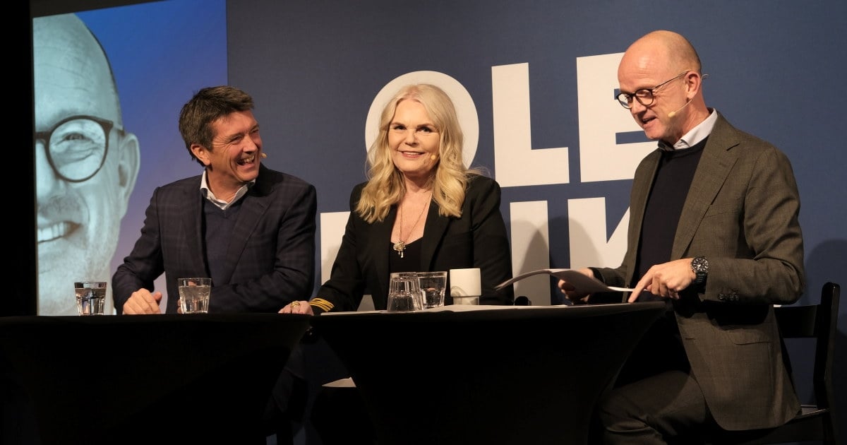 tre personer ved poskastopptak