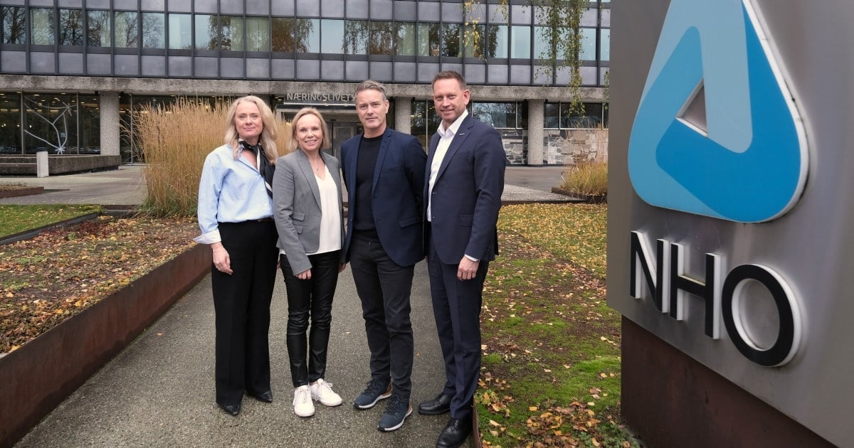 Fire personer foran næringslivets hus