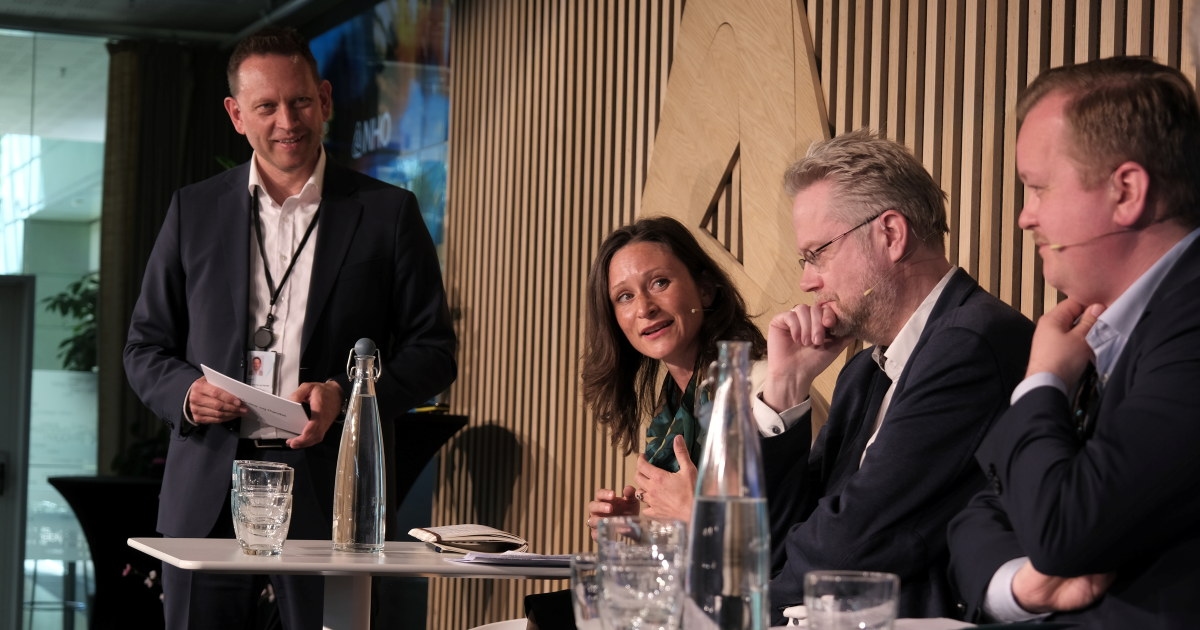 Under Retail Summit 2025 møttes sjefsøkonom i NHO, Øystein Dørum, statssekretær Maria Varteressian, forfatter av boken "Europa uten USA?", Jan Arild Snoen og næringspolitisk direktør i Abelia, Kjartan Almenning til panelsamtale. Ordstyrer var administerende direktør i NHO Service og Handel, Vegard Einan.