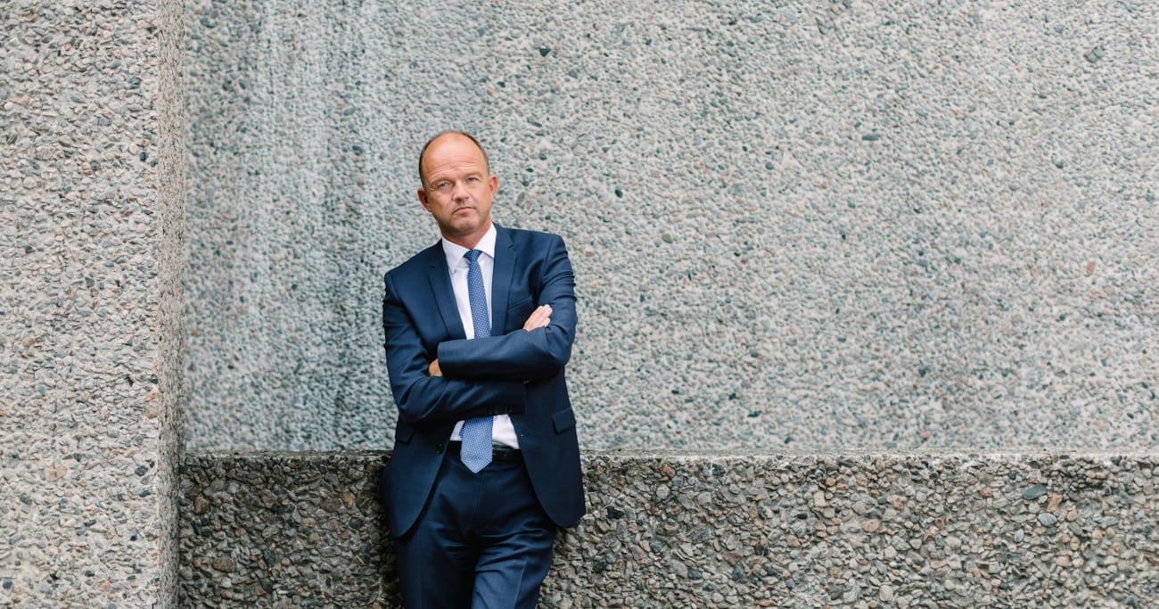 Almelid lent mot murvegg