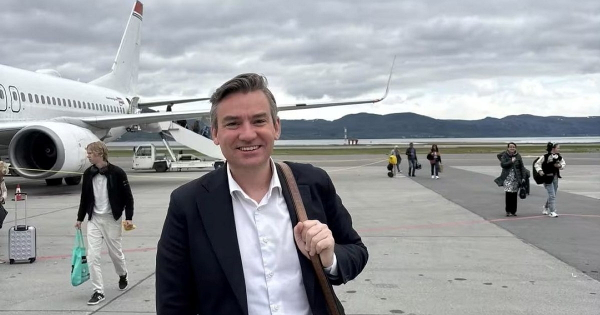 Henrik Asheim går ut av et fly