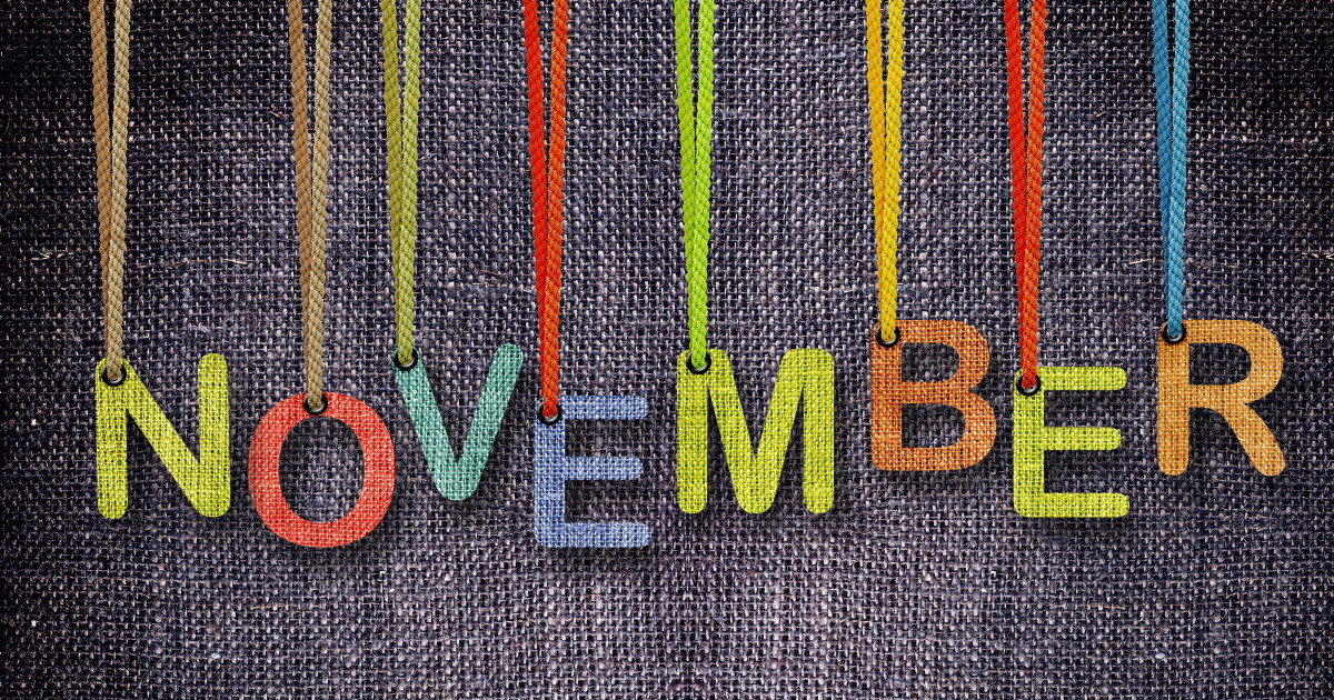 november skrevet med bokstaver som henger i tråder