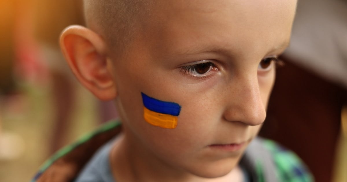 baen med ukrainas flagg malt på kinnet