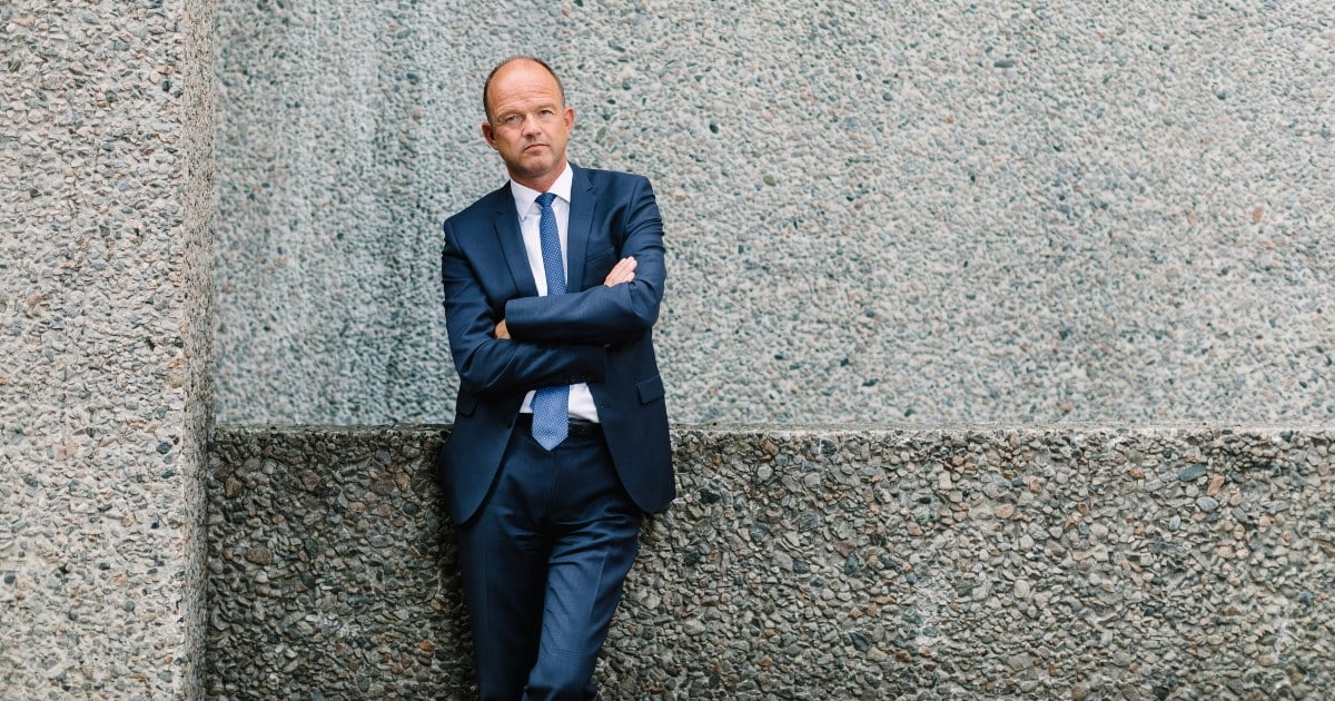 Almelid lent mot murvegg