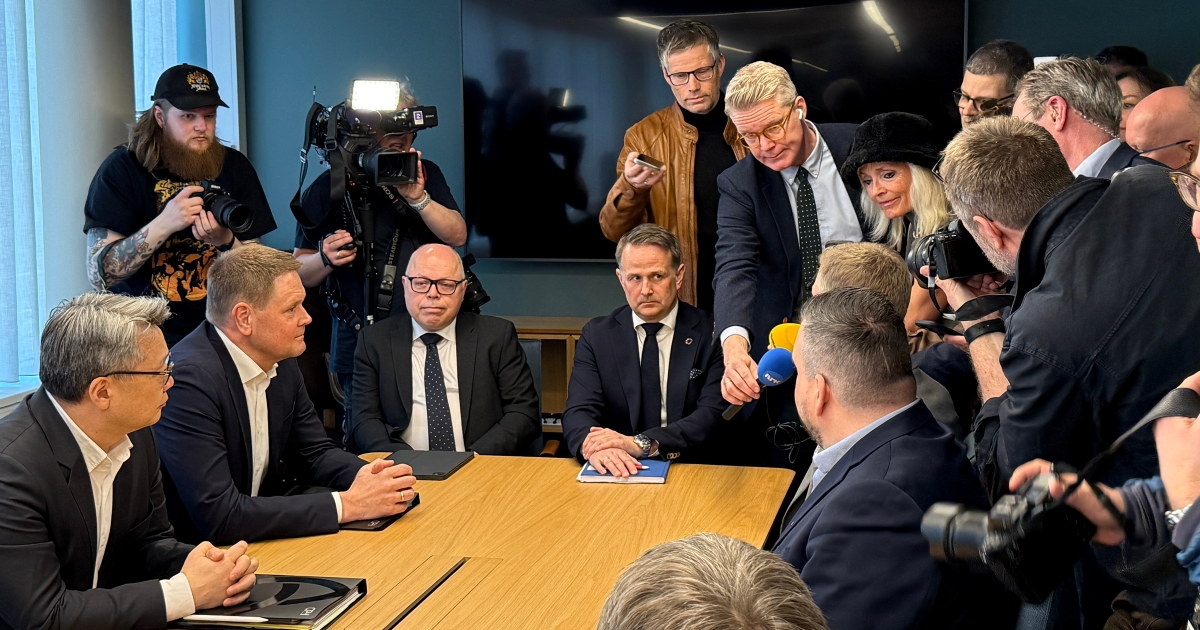 Fra meklingsmannesn med presse som intervjuer partene