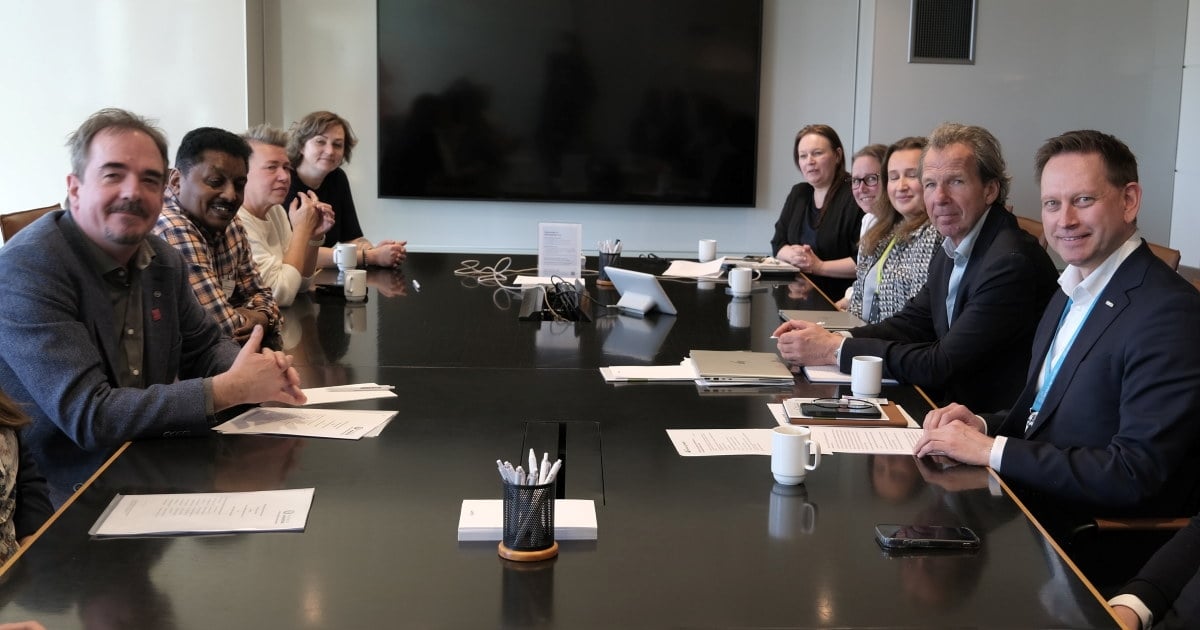 forhandlere rundt et bord