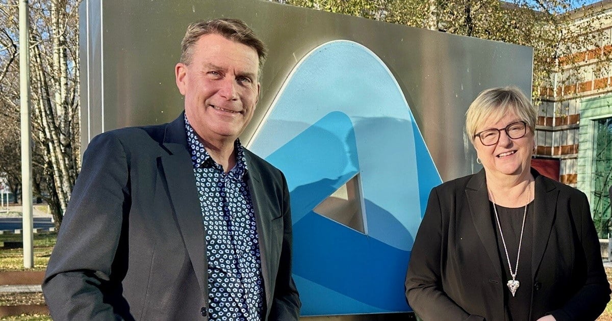 to styreledere foran NHOs logo