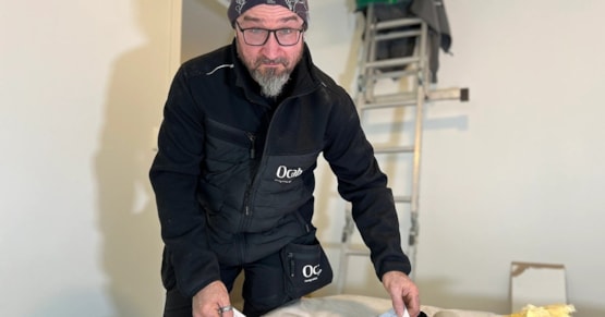 Andreas står med kart over bygningen