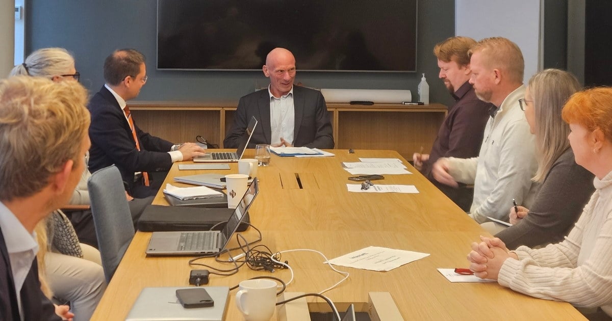 ved forhandlingsbordet