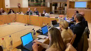 Deltakere i møte i Brussel rundt et bord