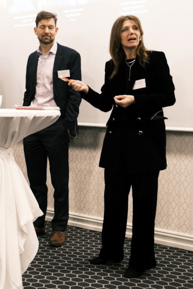 Aons Fremsynskonferanse 2024: I paneldebatt om AFP møtte administrerende direktør i NHO Service og Handel, Anne-Cecilie Kaltenborn, både Aons Vidar Pedersen, Fagforbundets Steinar Fuglevaag, sjeføkonom i Finansforbundet, Sven Eide, og kommentator i Dagens Næringsliv, Anita Hoemsnes.