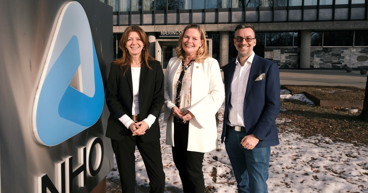Tre personer foran NHO-bygget