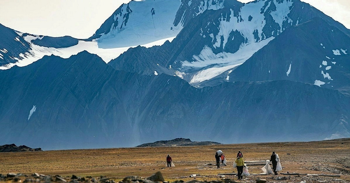 Folk som rydder søppel på Svalbard