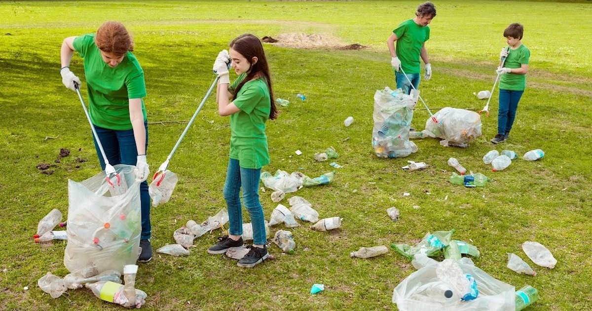 Barn som rydder søppel